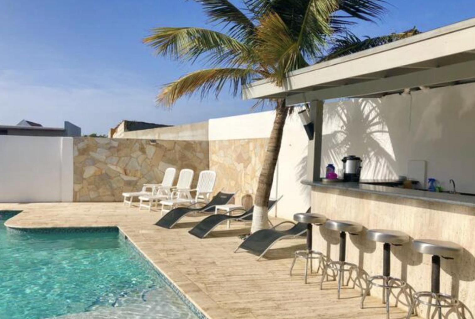 Genesis Apartments Palm Beach Exterior photo